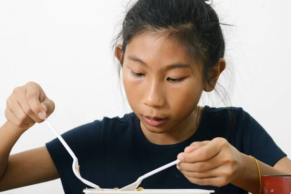 Asiatico ragazza mangiare spaghetti cibo scatola da conveniente negozio, modo — Foto Stock