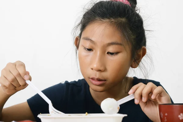 Asiatico ragazza mangiare spaghetti cibo scatola da conveniente negozio, modo — Foto Stock