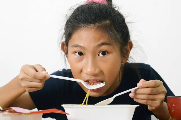 Азиатская девушка ест спагетти коробку из удобного магазина, режим — стоковое фото
