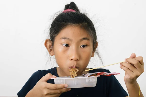 Aziatisch meisje eten spaghetti eten box van handige winkel, modus — Stockfoto