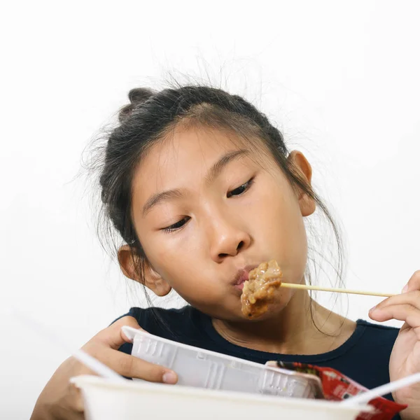 Aziatisch meisje eten spaghetti eten box van handige winkel, modus — Stockfoto