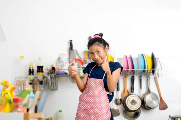 Gelukkig Aziatische meisje duimen omhoog na klaar schotel wassen, duty hou — Stockfoto