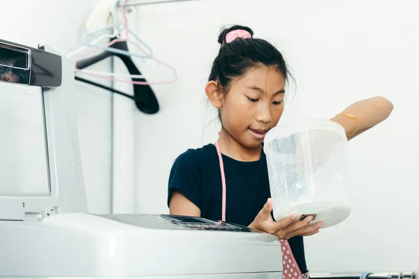 Asijská holka dělá domácí prádlo, koncept životního stylu domácí práce. — Stock fotografie