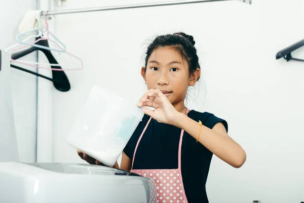 Ασιατικό κορίτσι κάνει μπουγάδα στο σπίτι, νοικοκυριό τρόπος ζωής ιδέα. — Φωτογραφία Αρχείου