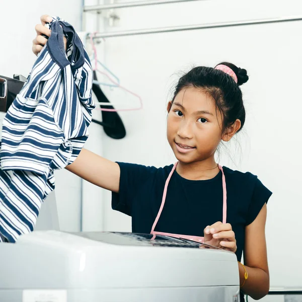 Asiatisk tjej gör tvätt hemma, hushållsarbete livsstil Concept. — Stockfoto