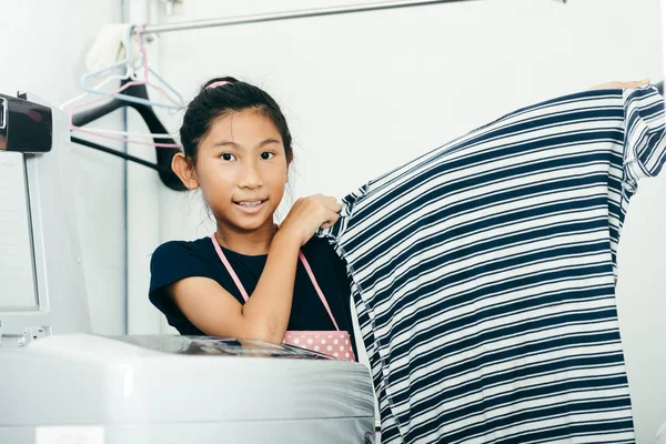Asiatisk tjej gör tvätt hemma, hushållsarbete livsstil Concept. — Stockfoto