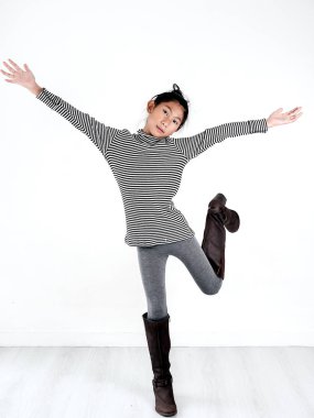 Asyalı kız beyaz kaplumbağa boyun, sıska ve uzun çizmeler giyiyor