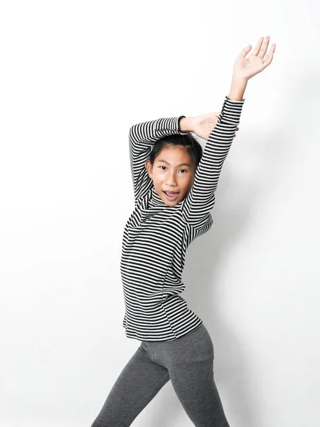 Asian Girl noszenia żółwia szyi, chudy taniec z białą ścianę, — Zdjęcie stockowe