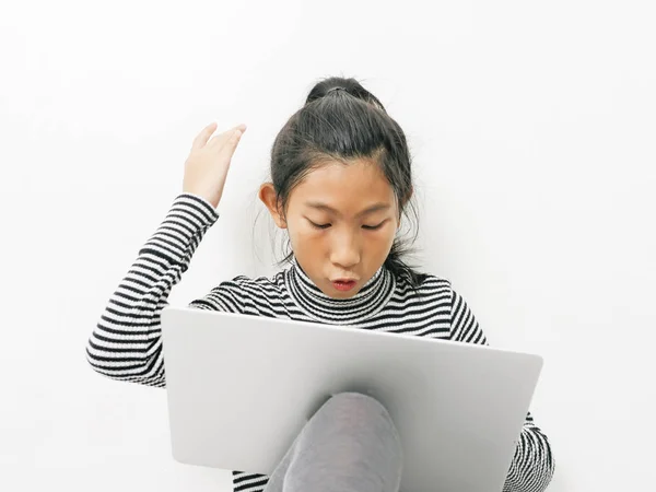 Asiatisk tjej sitter på golvet och använder laptop hemma. — Stockfoto