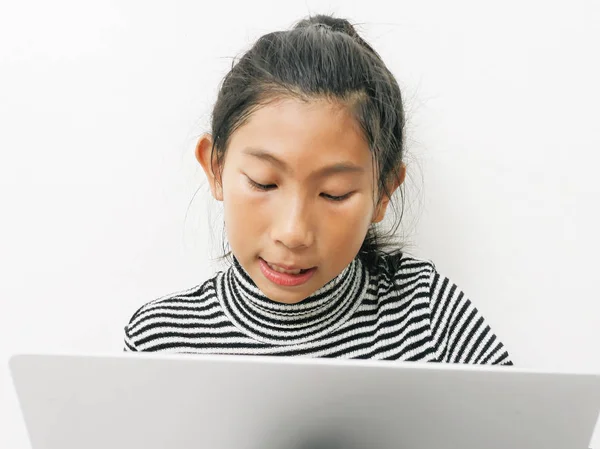 Aziatisch meisje zittend op de vloer en het gebruik van laptop thuis. — Stockfoto