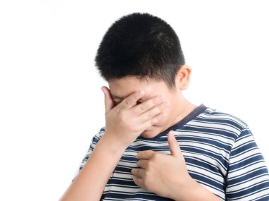 Asya preteen çocuk beyaz arka plan üzerinde göz ağrısı var.