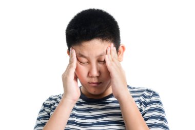 Asya preteen çocuk beyaz arka plan üzerinde headace sahip.