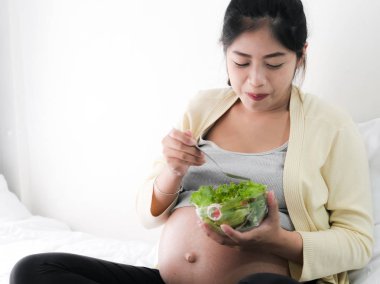 Meyve salatası, yaşam kavramı yeme Asya hamile kadın.