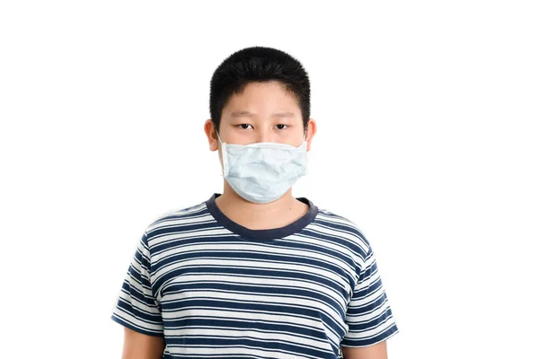 Joven asiático preadolescente niño usando máscara sobre fondo blanco . —  Fotos de Stock