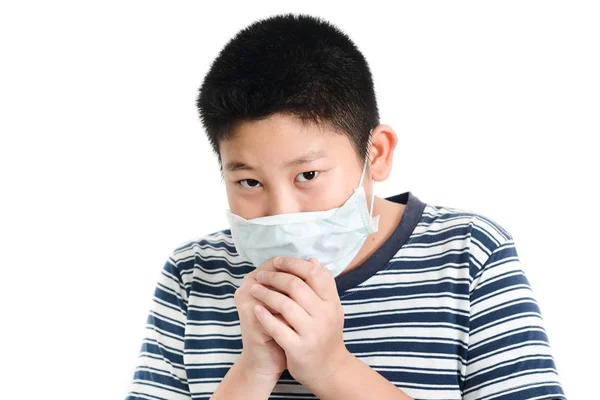 Aziatische zieke jonge Preteen jongen met gezichtsmasker op, jongen hoesten ins — Stockfoto