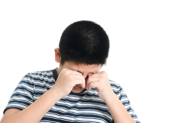 Asiatiska preteen pojke har ögonsmärta på vit bakgrund. — Stockfoto