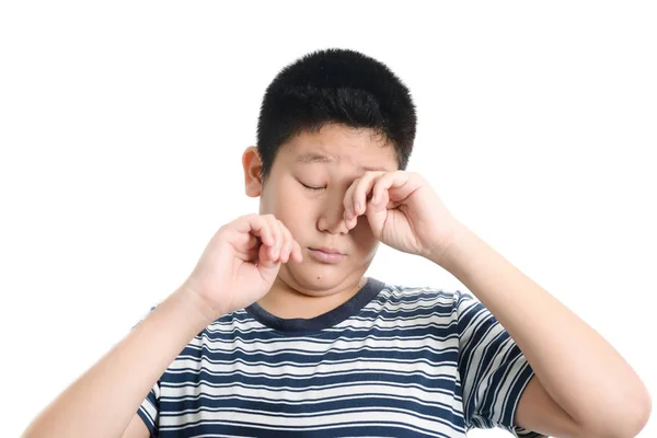 Asiatische preteen junge hat Augenschmerzen auf weiß Hintergrund. — Stockfoto