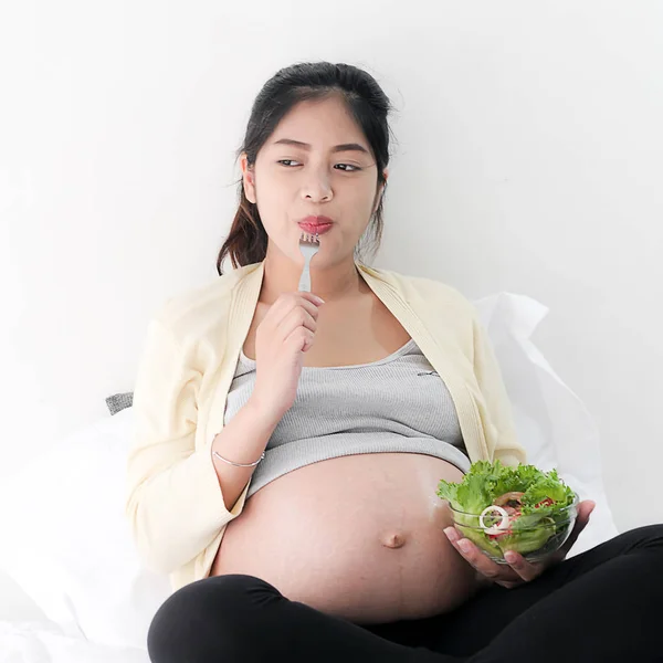 Asiática embarazada comer fruta ensalada, estilo de vida concepto . — Foto de Stock