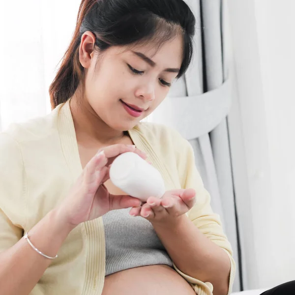 Asiatica donna incinta con farmaci in mano, medico e salute — Foto Stock