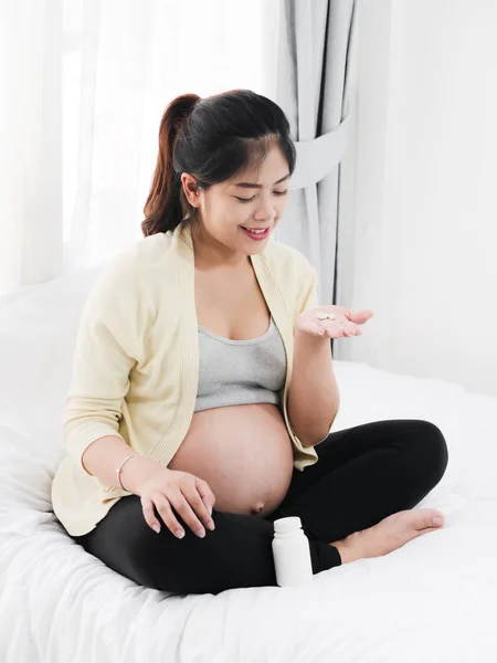 Asiática mulher grávida com drogas na mão, médica e de saúde — Fotografia de Stock