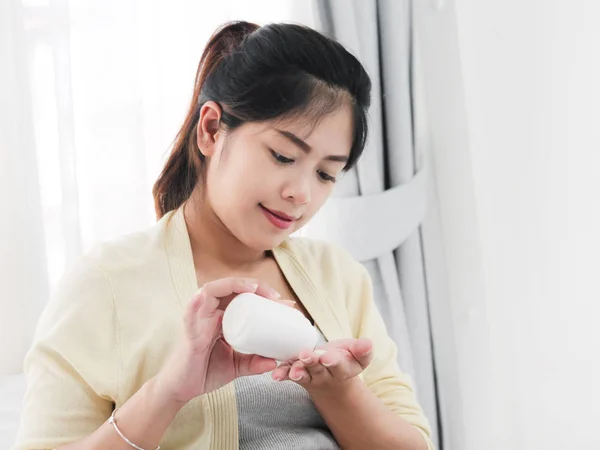 Asiatische schwangere Frau mit Medikamenten in der Hand, Medizin und Gesundheit — Stockfoto