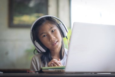 Kulaklık smartphone ile evde kullanan mutlu karışık yarış kız.