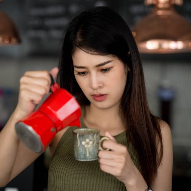 Kafede çalışan Asya barista, iş yaşam tarzı kavramı.