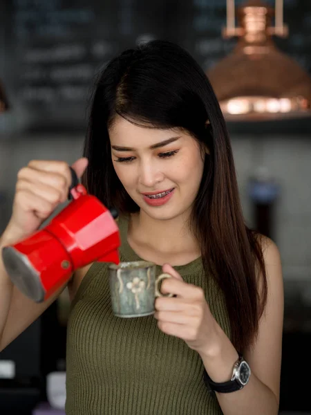 Asiático barista trabajo en café, trabajo estilo de vida concepto . —  Fotos de Stock