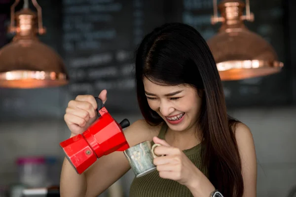 Kafede çalışan Asya barista, iş yaşam tarzı kavramı. — Stok fotoğraf