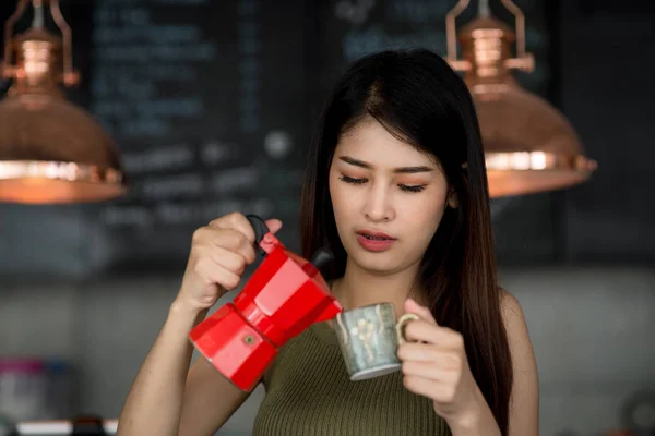 Ázsiai Barista dolgozó kávézó, a munka életmód koncepció. — Stock Fotó