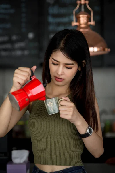 Kafede çalışan Asya barista, iş yaşam tarzı kavramı. — Stok fotoğraf