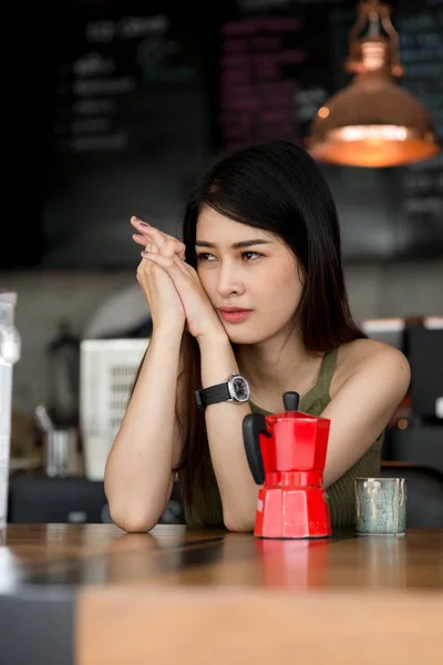 Mooie barista achter koffie toonbank, werk concept. — Stockfoto