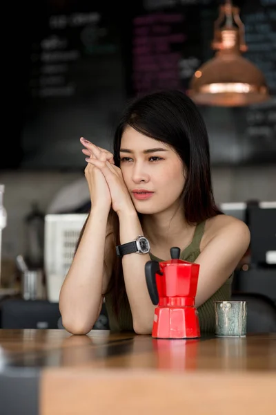 Mooie barista achter koffie toonbank, werk concept. — Stockfoto