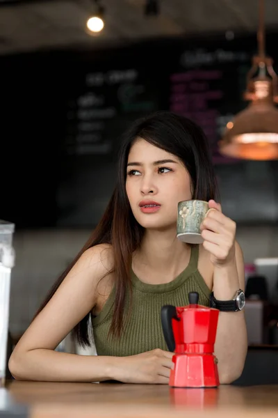 Hermoso barista detrás del mostrador de café, concepto de trabajo . —  Fotos de Stock