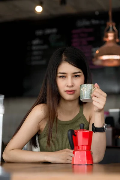 Hermoso barista detrás del mostrador de café, concepto de trabajo . —  Fotos de Stock