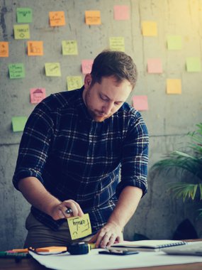 Genç mimari veya mühendis dizüstü bilgisayar ile ofiste çalışan, li