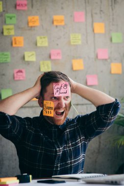 Memur yüzüne üzerinde yapışkan not iletide adamla vurguladı