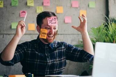 Memur yüzüne üzerinde yapışkan not iletide adamla vurguladı