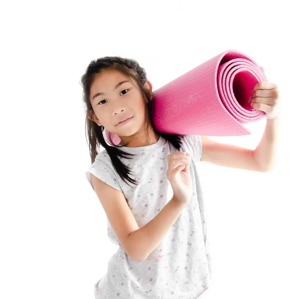 Asiática chica llevando rosa yoga mat en blanco fondo . — Foto de Stock