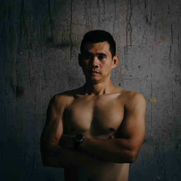 Boxe asiático feliz com parede de cimento, luz baixa escura, esporte concep — Fotografia de Stock