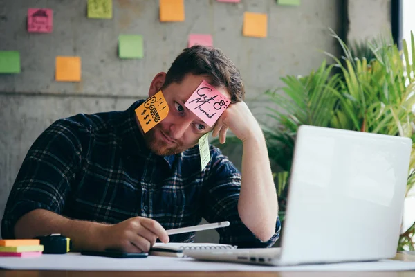 Hombre estresado con mensaje en notas adhesivas sobre su cara en offic —  Fotos de Stock