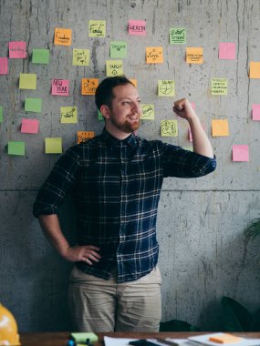 Mutlu mühendis adam çimento duvarda onun yapışkan notlar grafik mevcut