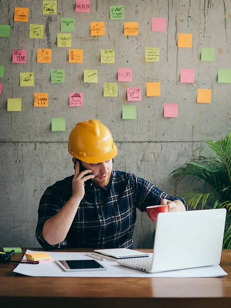 Ingenieur praten met telefoon en kijken naar laptop in Office, Col — Stockfoto