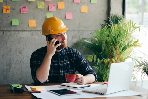 Ingenjör pratar med telefon och dricka kaffe i Office, färg — Stockfoto