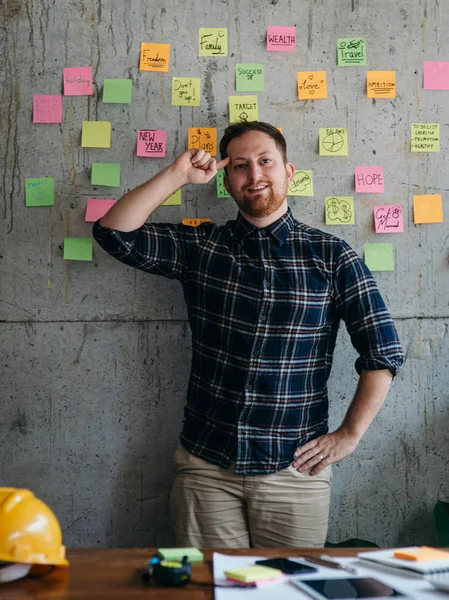 Gelukkig man aanwezig zijn plaknotities grafiek op cement muur. ENTREP — Stockfoto