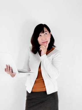 Duvara karşı dizüstü bilgisayar kullanarak Düşünceli mutlu Asyalı kadın, lif