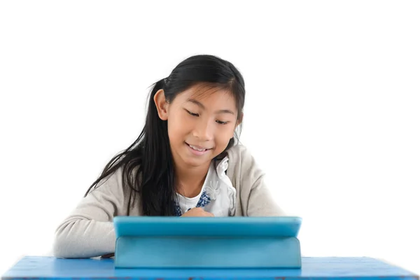 Menina asiática feliz usando tablet digital na mesa azul, estilo de vida c — Fotografia de Stock