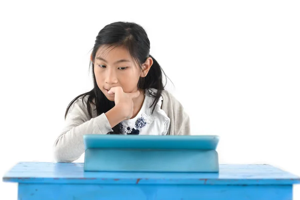 Menina asiática feliz usando tablet digital na mesa azul, estilo de vida c — Fotografia de Stock