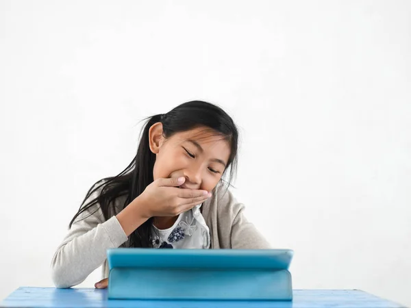 Menina asiática feliz usando tablet digital na mesa azul, estilo de vida c — Fotografia de Stock