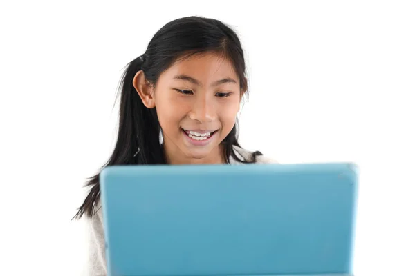 Menina asiática feliz usando tablet digital na mesa azul, estilo de vida c — Fotografia de Stock